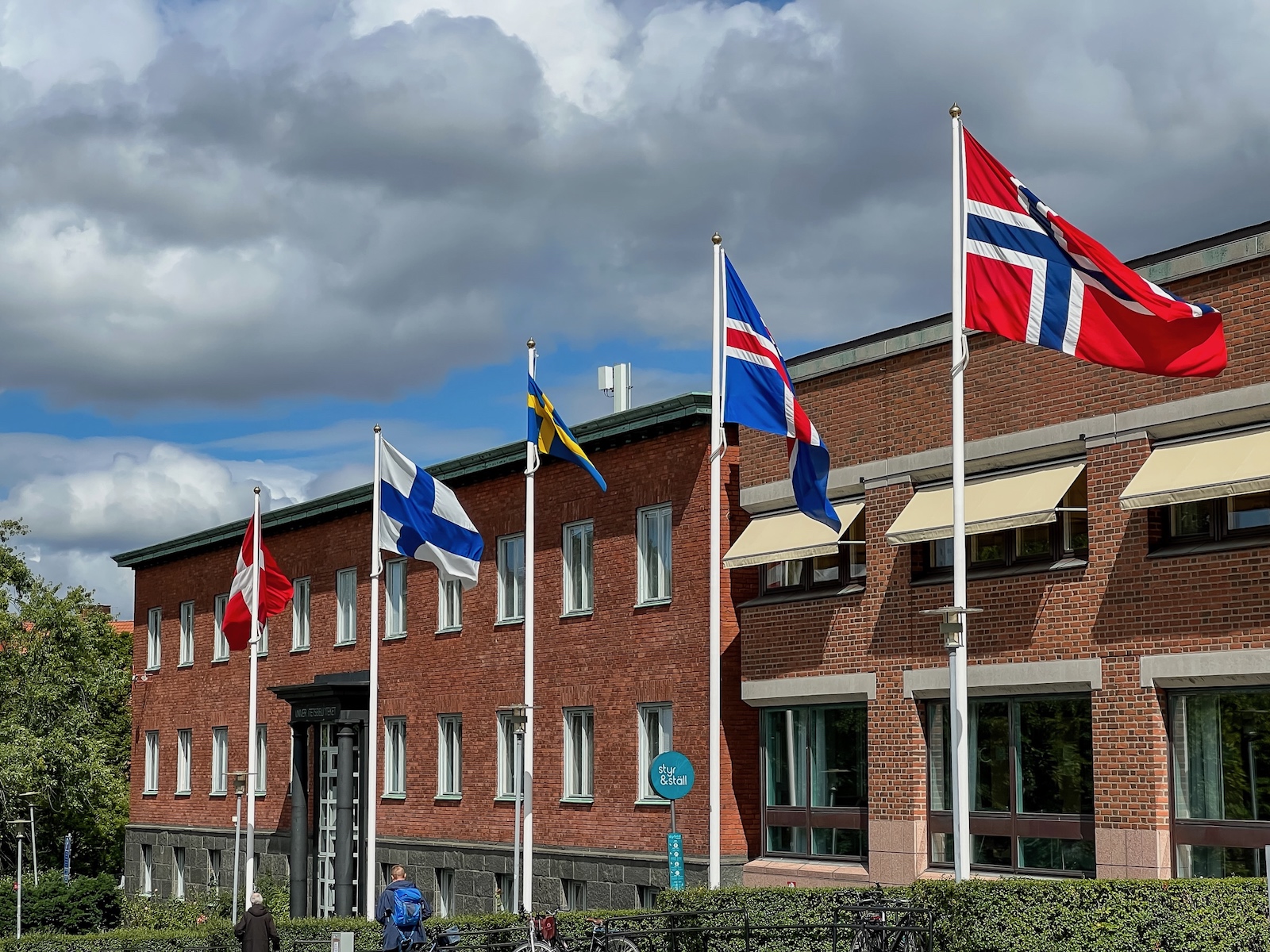 Flaggor utanför Humanisten vid Nordiska historikermötet 2022